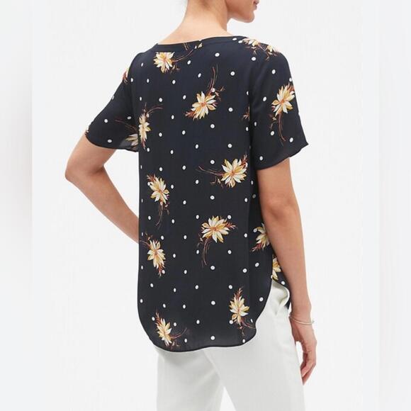 Banana Republic Floral White Dot Print Crew Neck Blouse Top Size Medium - Picture 2 of 4